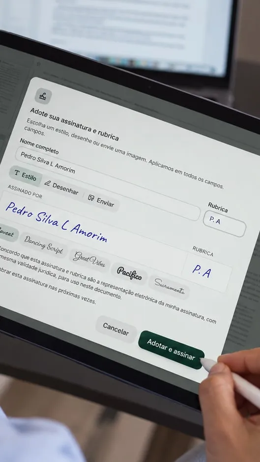Pessoa assina um documento no tablet com uma caneta digital